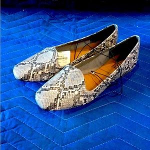 NWT A.N.A Taupe flats in faux snakeskin size 8